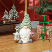 Weihnachtsdeko Weihnachtsmann Figur 42cm mit Baum-Mütze & LED-Laterne