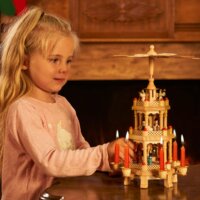 Weihnachtspyramide mit 6 Kerzenhaltern aus Holz
