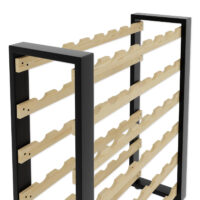 Nahaufnahme des Weinregals "Loft" aus Kiefernholz. Die Aufnahme zeigt die präzise Verarbeitung und die elegante Maserung des Holzes.