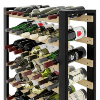 Nahaufnahme des Weinregals "Loft" aus Kiefernholz. Die Aufnahme zeigt die präzise Verarbeitung und die elegante Maserung des Holzes.