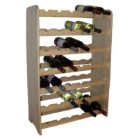 Detailansicht des Weinregals aus Kiefernholz. Die Flaschen liegen sicher und geschützt in den dafür vorgesehenen Aussparungen.