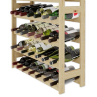 Detailansicht der unteren Ebenen des Weinregals aus Kiefernholz. Die stabile Konstruktion und die sorgfältige Verarbeitung sind gut erkennbar.