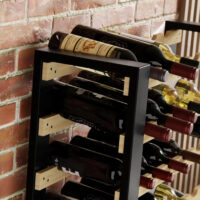 Detailansicht des Weinregals "Loft" aus Kiefernholz, stilvoll im Wohnraum integriert. Die Aufnahme zeigt die sorgfältige Verarbeitung und die elegante Präsentation der Weinflaschen.