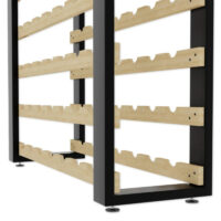 Detailansicht der unteren Ebenen des Weinregals "Loft" aus Kiefernholz. Die stabile Konstruktion und die hochwertige Verarbeitung des freistehenden Regals sind gut erkennbar.