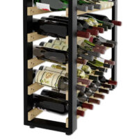 Nahaufnahme der unteren Ebenen des Weinregals "Loft" befüllt mit Weinflaschen. Die Flaschen liegen sicher und leicht geneigt in den Aussparungen.