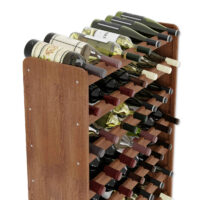 Detailansicht der oberen Ebenen des Weinregals aus Kiefernholz in Braun geölt. Die Flaschen liegen sicher und geschützt in den dafür vorgesehenen Aussparungen.