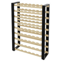 Seitenansicht des leeren Weinregals "Loft" aus Kiefernholz. Das Regal bietet Platz für 81 Flaschen und wartet darauf, befüllt zu werden.