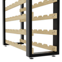 Detailansicht der unteren Ebenen des Weinregals "Loft". Die stabile Konstruktion und die hochwertige Verarbeitung des freistehenden Regals sind gut erkennbar.