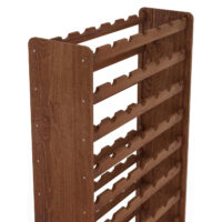 Detailansicht der oberen Ebenen des Weinregals aus Kiefernholz in Braun geölt. Die Flaschen liegen sicher und geschützt in den dafür vorgesehenen Aussparungen.