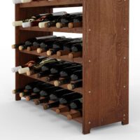 Detailansicht der unteren Ebenen des Weinregals aus Kiefernholz in Braun geölt. Die stabile Konstruktion und die sorgfältige Verarbeitung sind gut erkennbar.