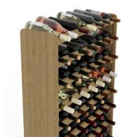 Nahaufnahme der oberen Ebenen des Weinregals befüllt mit Weinflaschen. Die Flaschen sind leicht geneigt gelagert, um den Korken feucht zu halten.