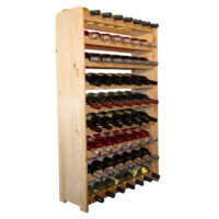 Seitenansicht des Weinregals aus Kiefernholz in Naturfarbe. Die neun Ebenen sind gut sichtbar und bieten ausreichend Platz für 63 Weinflaschen.