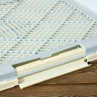 Blaue Welpentoilette mit Kunstrasen (63x48,5cm) für Indoor & Outdoor.