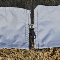 Wetterfester Gartenpavillon 3x3m mit Moskitonetz in Grau.